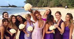 Otkačena djeveruša Rihanna zablistala u lila haljini na svadbi svoje asistentice