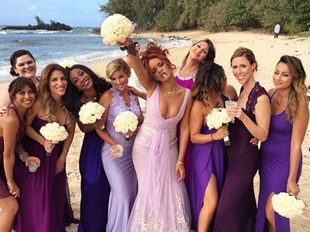 Otkačena djeveruša Rihanna zablistala u lila haljini na svadbi svoje asistentice