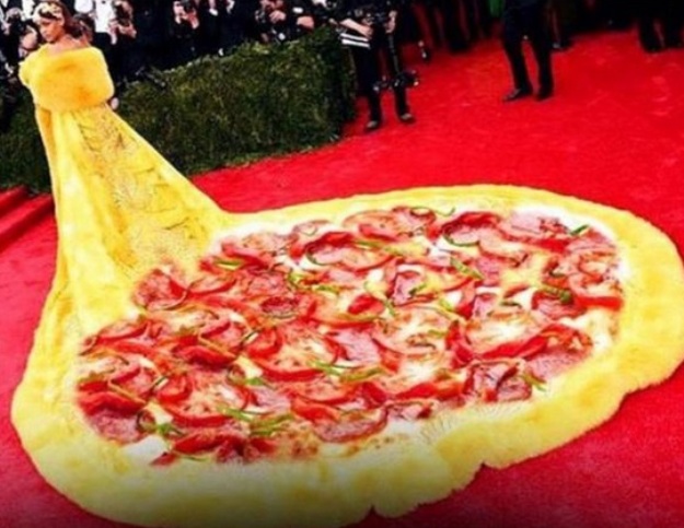 Najbolje Meme: Rihannina žuta krinolina postala predmet sprdnje na internetu