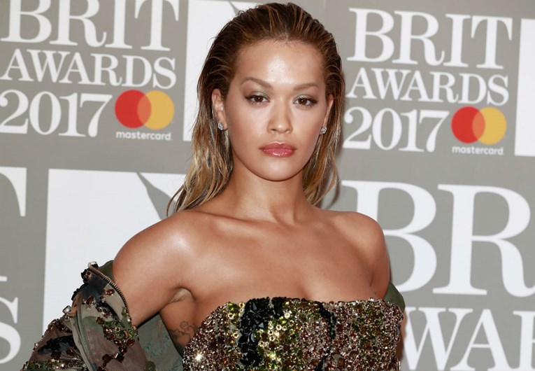 Glavna tema sinoćnjih BRIT Awardsa bila je izoperirana Rita Ora