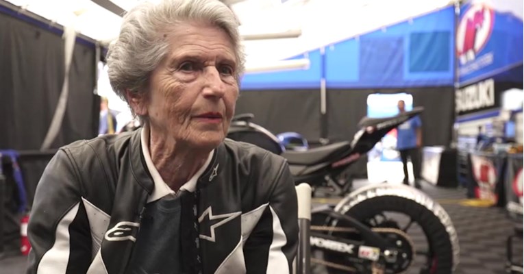 VIDEO Ima 91 godinu i juri 180 km/h na trkaćem motociklu