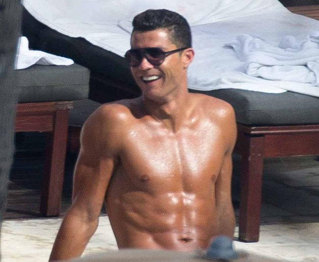 Ronaldo odmara kraj bazena, a mi uživamo