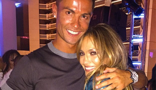 Kakav zgodan par: Cristiano Ronaldo prigrlio Jennifer Lopez na rođendanskom tulumu