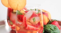 Ultimativno žensko piće: Rosé Sangria s voćem i bosiljkom
