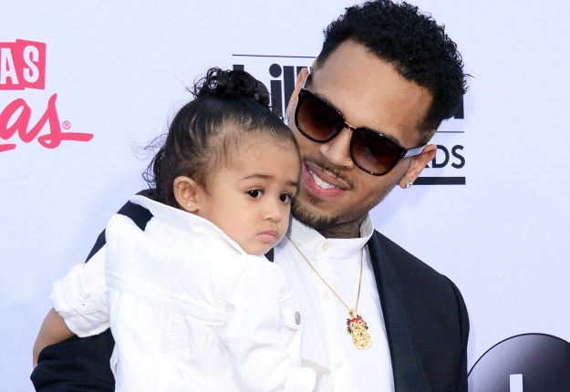 Ostale cure su ga napustile: Chris Brown prošetao crvenim tepihom s kćerkicom Royalty