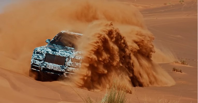 VIDEO Rolls Royce Cullinan je luksuzni tenk koji ni pustinjski pijesak ne može zaustaviti