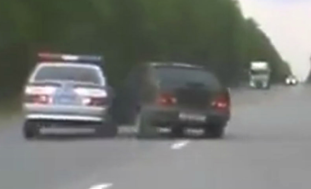 Potjera na ruski način: Pokušao izgurati policijsko vozilo, pa i sam nastradao
