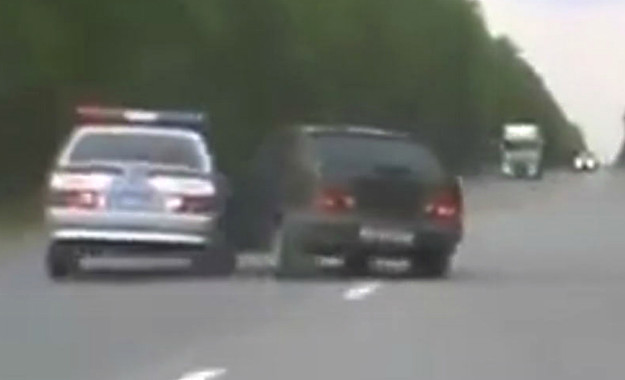 Potjera na ruski način: Pokušao izgurati policijsko vozilo, pa i sam nastradao