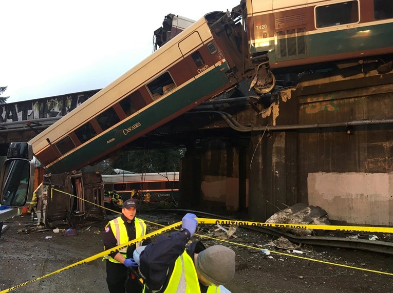 Troje mrtvih i više od 100 ozlijeđenih u željezničkoj nesreći u SAD-u
