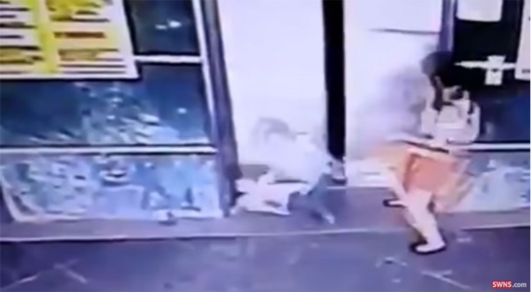 VIDEO Majka nogom udarila trogodišnju kćer i tako joj spasila život, sve je snimljeno kamerom