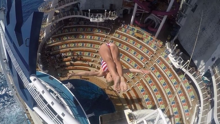 VIDEO Usred oceana skočila sa 17 metara visoke platforme u bazenčić