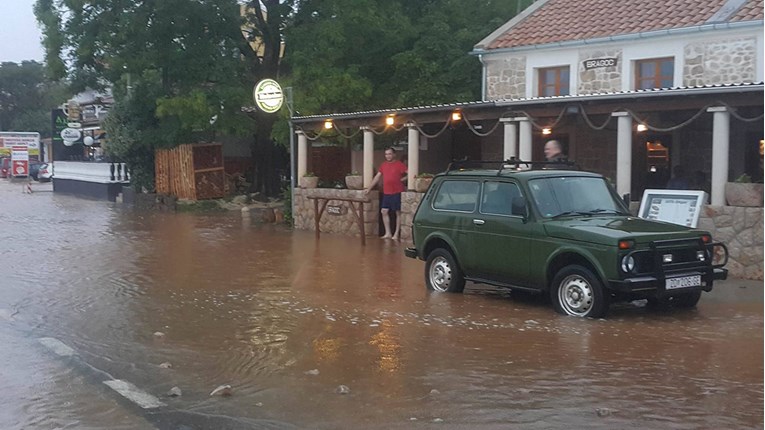 FOTO Obilna kiša potopila i Starigrad, Biograd, Bibinje te Ugljan: "Urušene su ceste, voda je prodrla u školu"