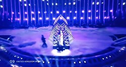 VIDEO Kaos na Eurosongu: Predstavnici Velike Britanije oteli mikrofon usred nastupa