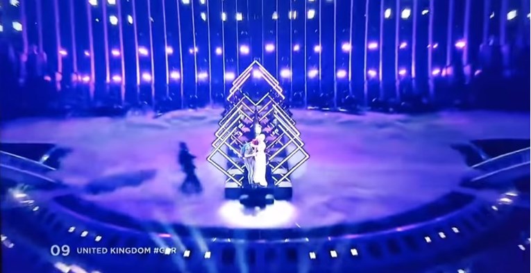 VIDEO Kaos na Eurosongu: Predstavnici Velike Britanije oteli mikrofon usred nastupa