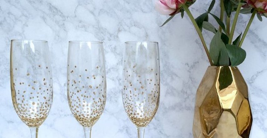 Ukrasi čaše za šampanjac čarobnim zlatnim točkicama