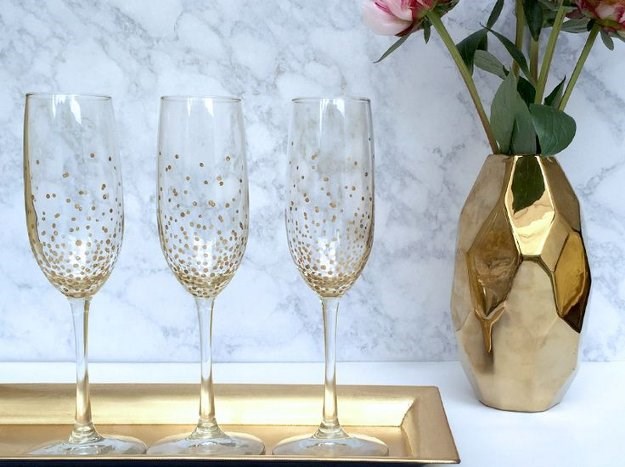 Ukrasi čaše za šampanjac čarobnim zlatnim točkicama
