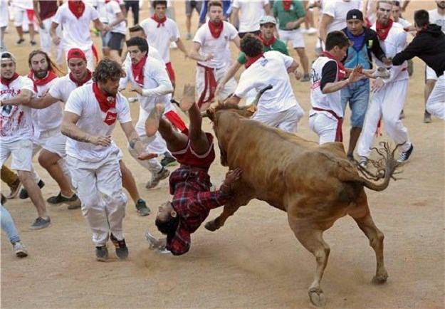 I danas mrtvi u trci s bikovima: Poginuo Španjolac, bik probio dvojicu muškaraca