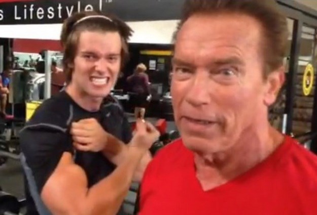 Patrick Schwarzenegger nabija mišiće u teretani s tatom Arnoldom