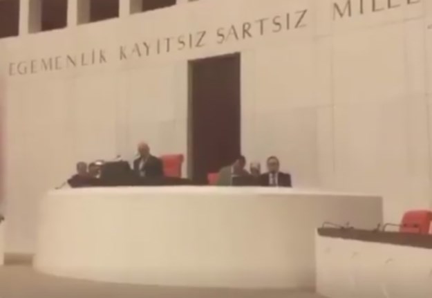 VIDEO Pogledajte trenutak u kojemu je bomba pogodila turski parlament