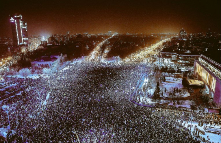 OVAKO IZGLEDA OTPOR Pogledajte moćnu fotografiju 300.000 Rumunja na antikorupcijskom prosvjedu