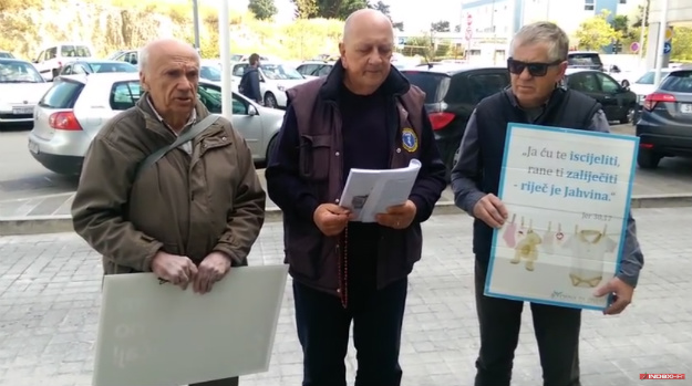 VIDEO Trojica pred splitskim rodilištem: "Mi smo tu da molimo, a ne da dajemo izjave"