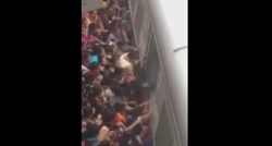 VIDEO U ljudskom stampedu na kolodvoru u Mumbaiju žena gurnuta pod tračnice vlaka