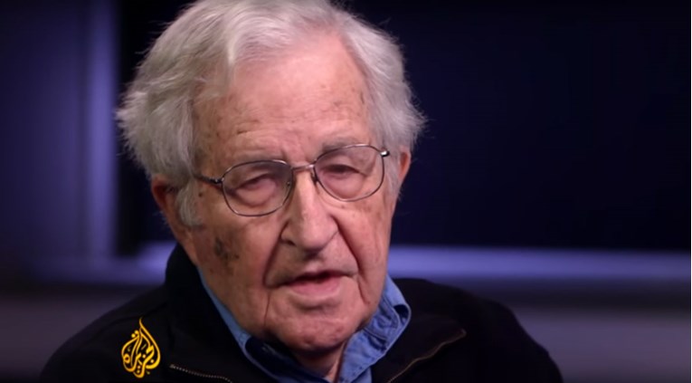 Noam Chomsky: Trump bi mogao izrežirati lažni teroristički napad da vrati potporu