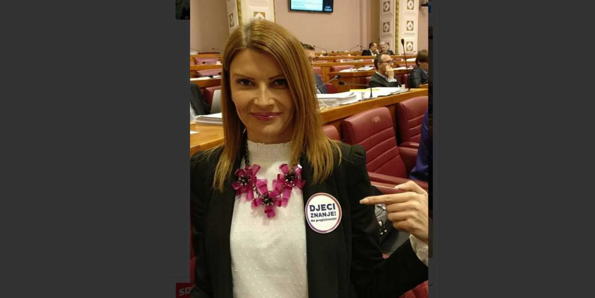 FOTO SDP-ovci se u Saboru hvale bedževima protiv Barišića