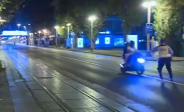 VIDEO Za dlaku izbjegnuta tragedija: Vozač skutera skoro pogazio policajca u Zagrebu