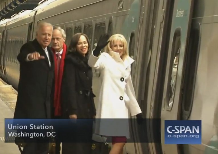 LEKCIJA LOKALNIM ŠERIFIMA Joe Biden ušao u vlak i javnim prijevozom krenuo doma