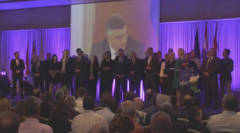 VIDEO Na skupu HDZ-a puštali snimku razrješenja MOST-ovih ministara, publika u transu