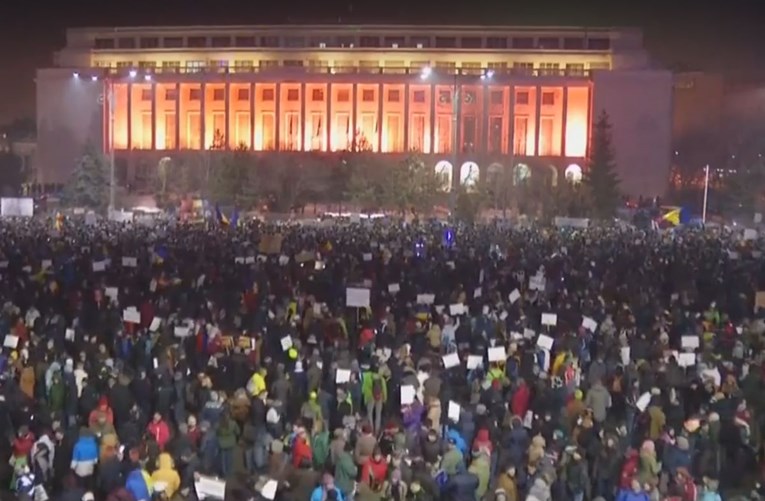 Deseci tisuća ljudi na ulicama Bukurešta prosvjedovalo protiv korupcije, vlada ne popušta