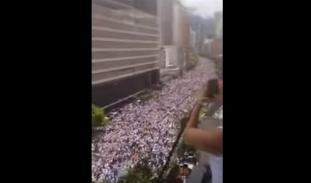 VIDEO Snimka stotina tisuća prosvjednika protiv socijalističke vlasti u Venezueli širi se internetom