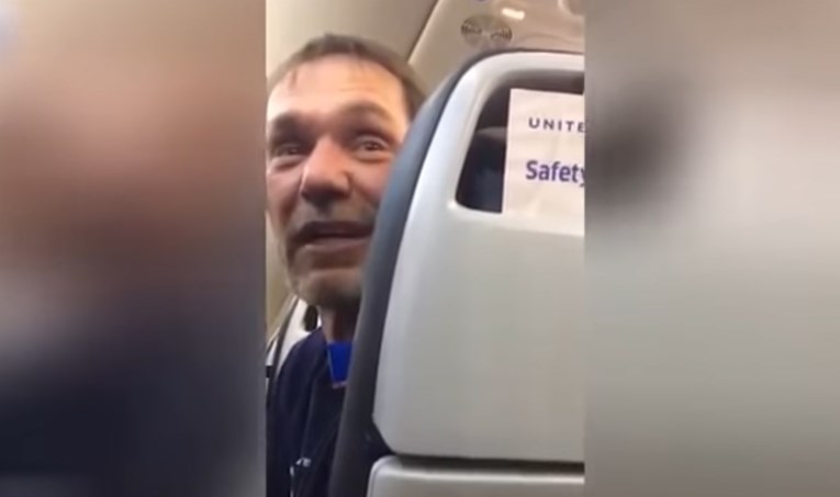 VIDEO Rasist istjeran iz aviona nakon što je počeo provocirati putnike uvredama