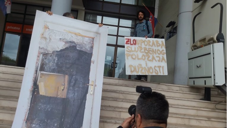 VIDEO Umjetnici došli u inspekciju u Splitu, inspektori nasrnuli na novinare i pozvali policiju