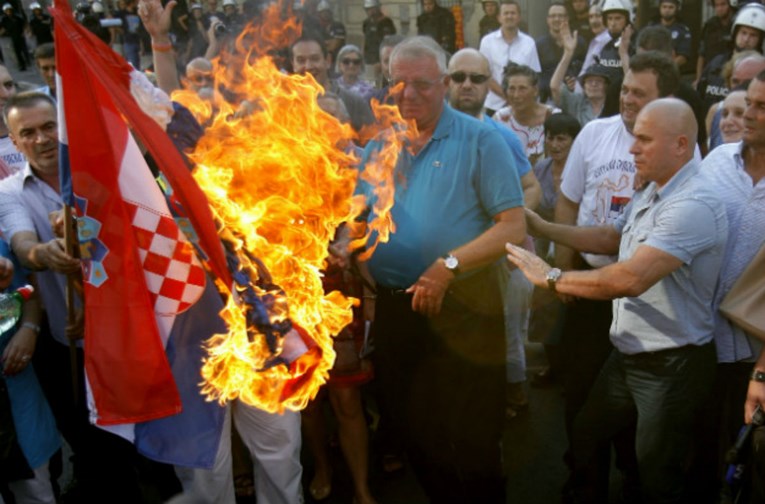 Šešelj tvrdi da je u Beogradu gazio hrvatsku zastavu i izvrijeđao našu delegaciju