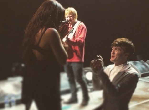 Ed Sheeran pomogao prijatelju da zaprosi djevojku tijekom koncerta