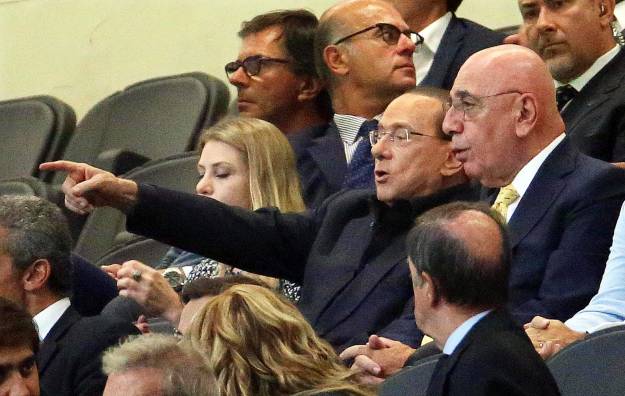 Sarkozy je opisan kao "ljubomorni kreten" u prvoj biografiji Silvija Berlusconija