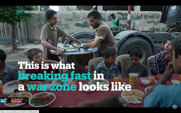 VIDEO Pogledajte kako djeca u Siriji prekidaju ramazanski post usred ruševina