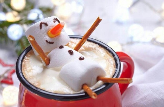 Neodoljivi jestivi ukras: Snjegović za toplu čokoladu
