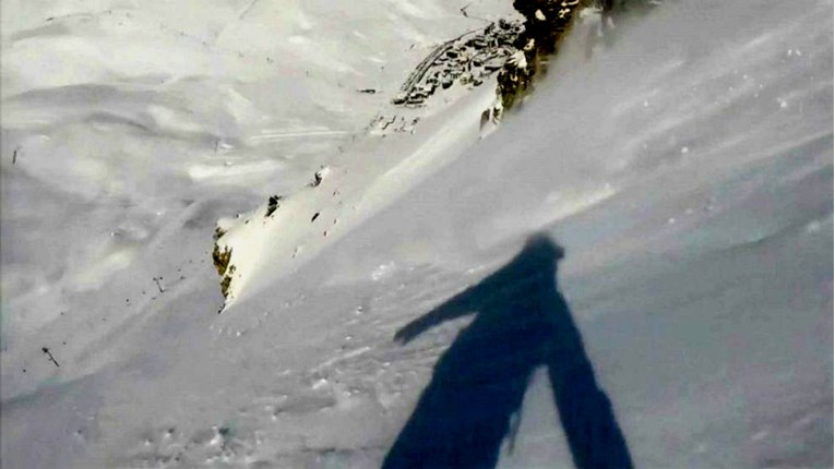 Snowboarder s kamerom se našao usred lavine, pogledajte zastrašujuću snimku