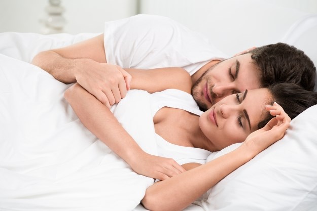 Što položaj u kojem spavate govori o vašoj vezi?