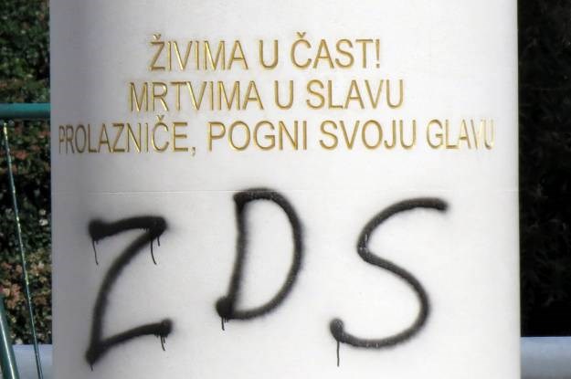 Splitski komunalci uklonili grafite "Za dom spremni" sa spomenika poginulima IX. bojne HOS-a