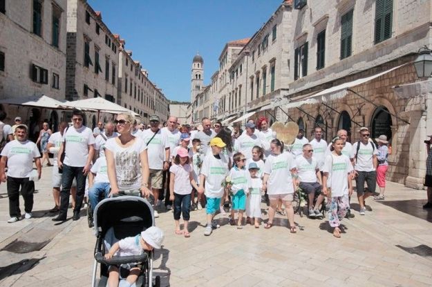 U spomen na Srebrenicu mimohodi u Zagrebu, Rijeci, Dubrovniku, Vukovaru...