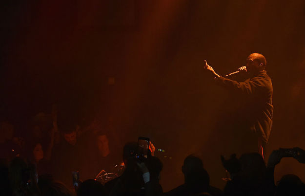 Pokazao im srednji prst: Kanye West odgovorio modnom svijetu na kritike svoje revije