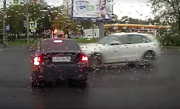 Kamera zabilježila stravičnu nesreću, motor izletio iz auta i pokosio pješakinju