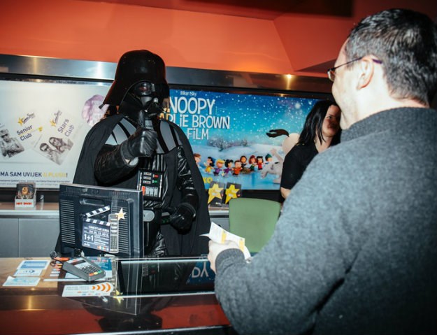 Jednom je sretniku u Zagrebu Darth Vader osobno uručio kartu za novi film