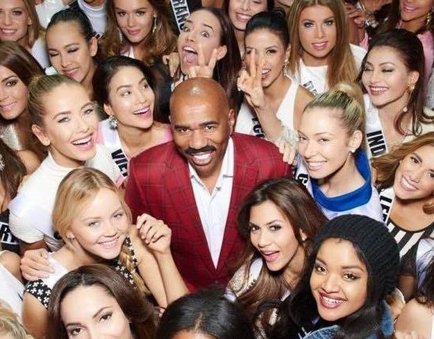 Povijesno se izblamirao na izboru za Miss Universe, ali našao je način kako se iskupiti