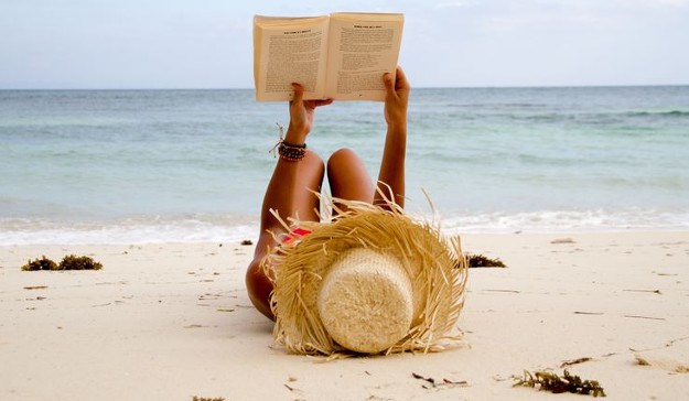 Preporuka zanimljivih knjiga: Što čitati na plaži ovog ljeta?