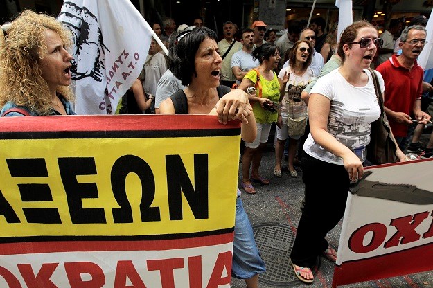 Nova ostavka u grčkoj vladi, masovni štrajk u Ateni